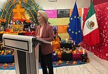 Presidenta de la Unión Europea inaugura altar de muertos