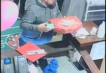 Video: Buscan a ladrón que fue por pizza al Boston y salió con celular